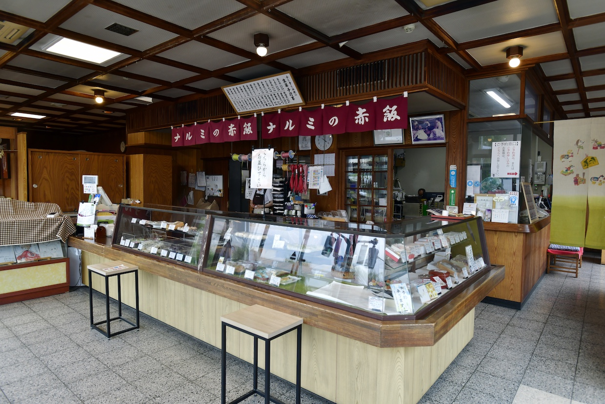 鳴海餅本店内観