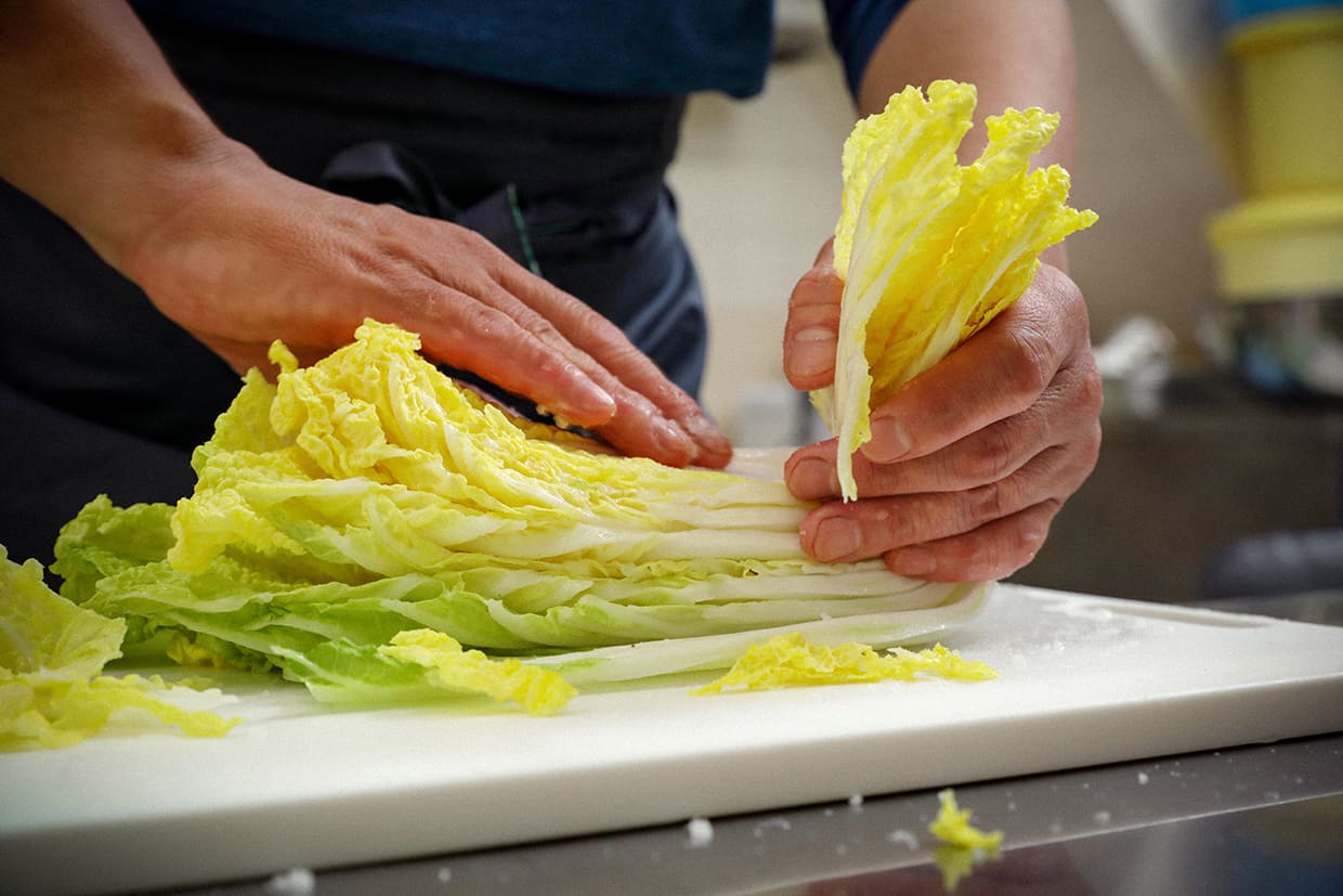 『龍岡商店』の白菜の下処理