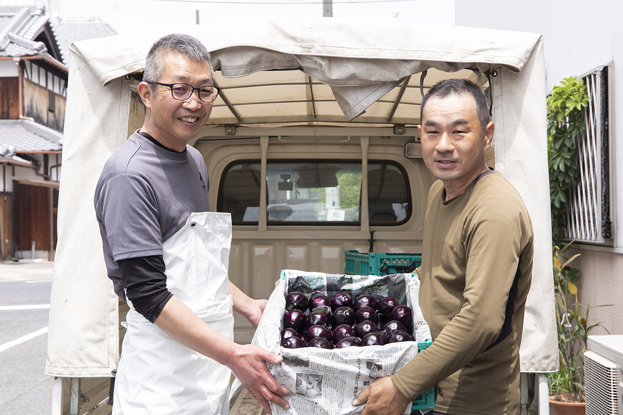 『八右衛ヱ門』の店主西川さんと農家さん