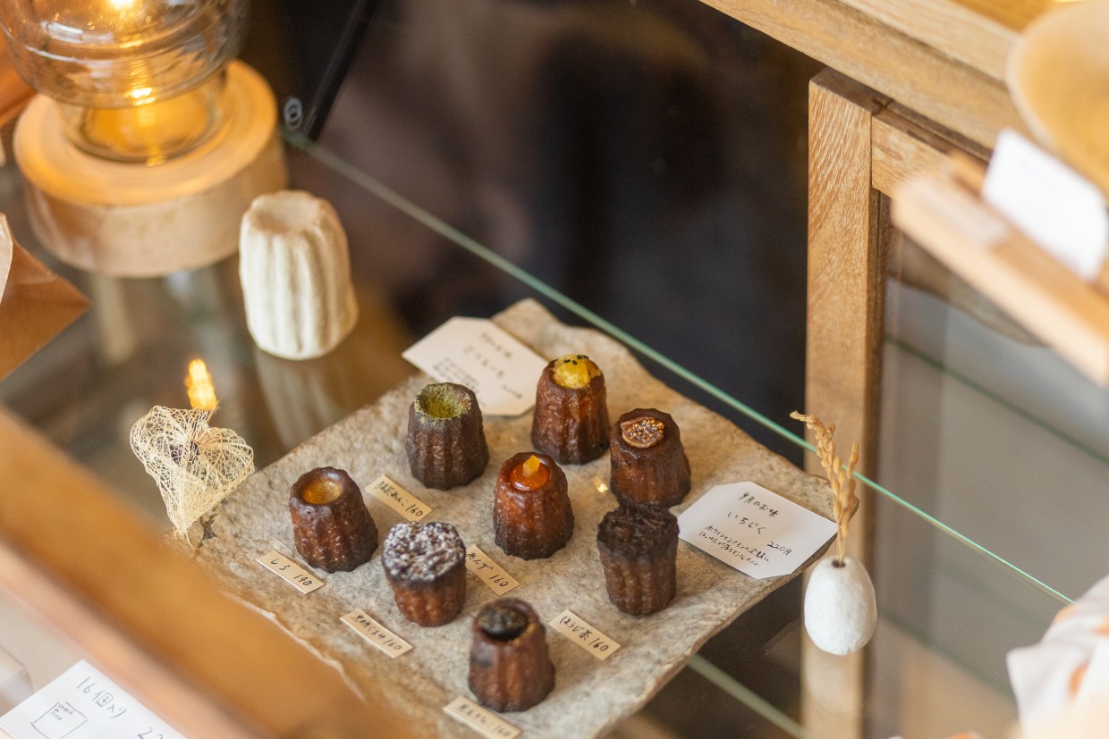 『カヌレ堂 CANELÉ du JAPON 桜川店』ディスプレイ