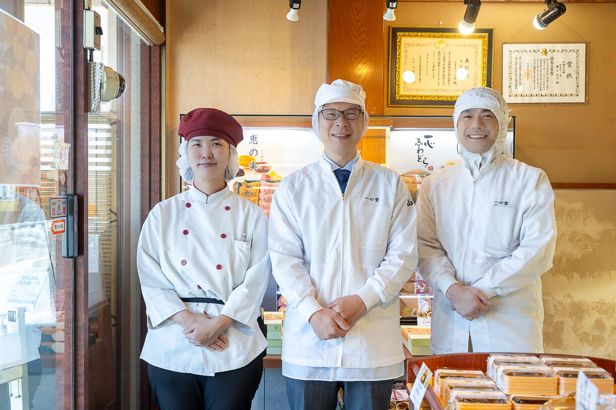 『一心堂 本店』堺本店店長・髙木さん、代表取締役・山本さん、製造部部長・梶谷さん