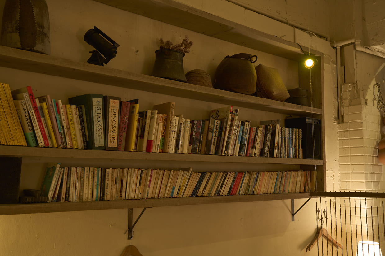 神戸『tea room mahisa 三宮店』本棚
