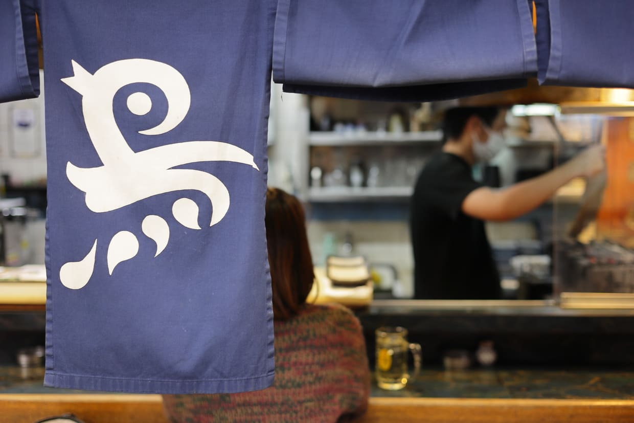 大阪・梅田『とり平 総本店』暖簾と女性客