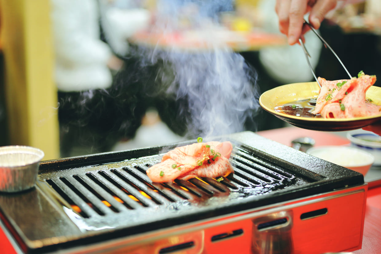大阪・心斎橋『焼肉 藤もと』肉を焼く