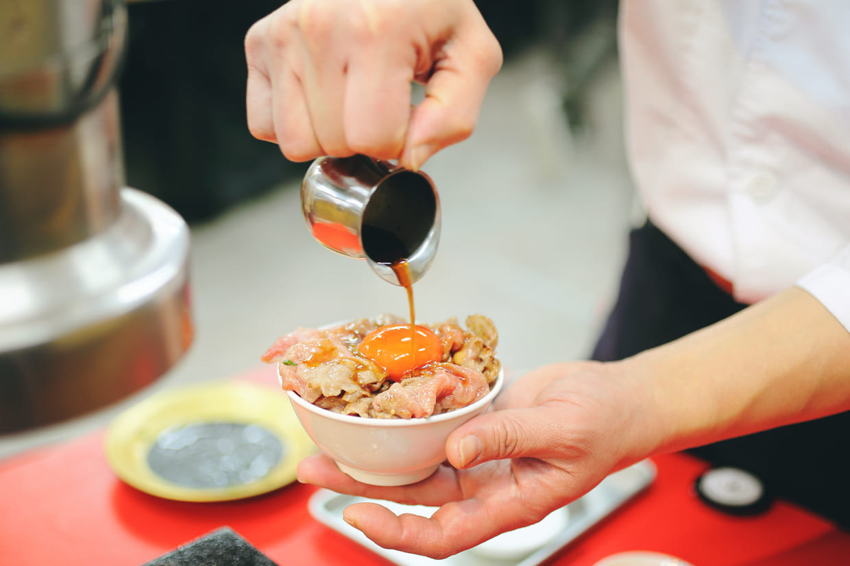 大阪・心斎橋『焼肉 藤もと』タレをかける