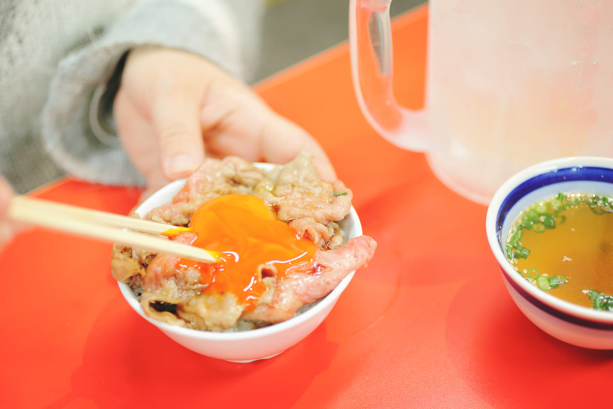 大阪・心斎橋『焼肉 藤もと』崩して食べる手元