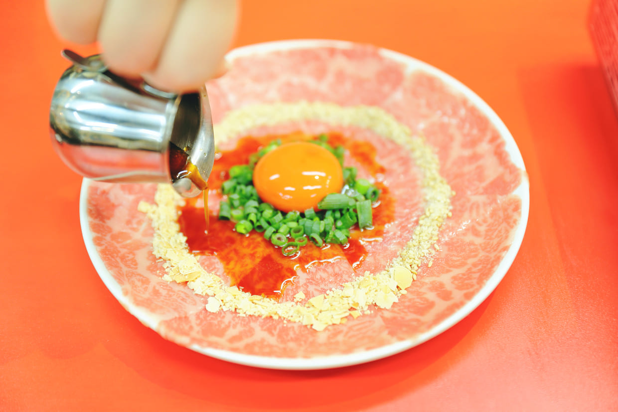 大阪・心斎橋『焼肉 藤もと』レアロースユッケ