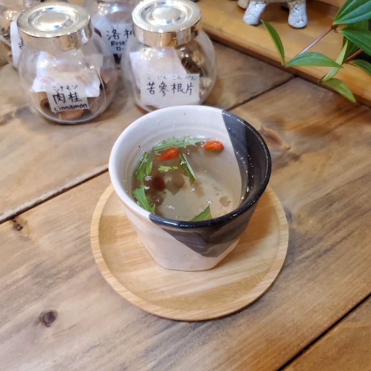 『素食カフェren』「18種類の漢方の薬膳スープ」