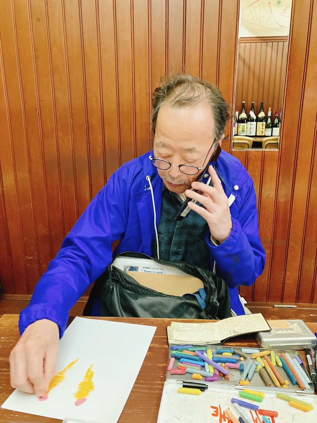 「川島しょう店」で絵を描く黒田征太郎さん